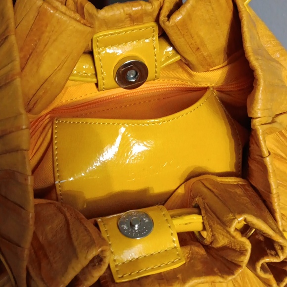 Beckon yellow leather pleated bag - Picture 8 of 10